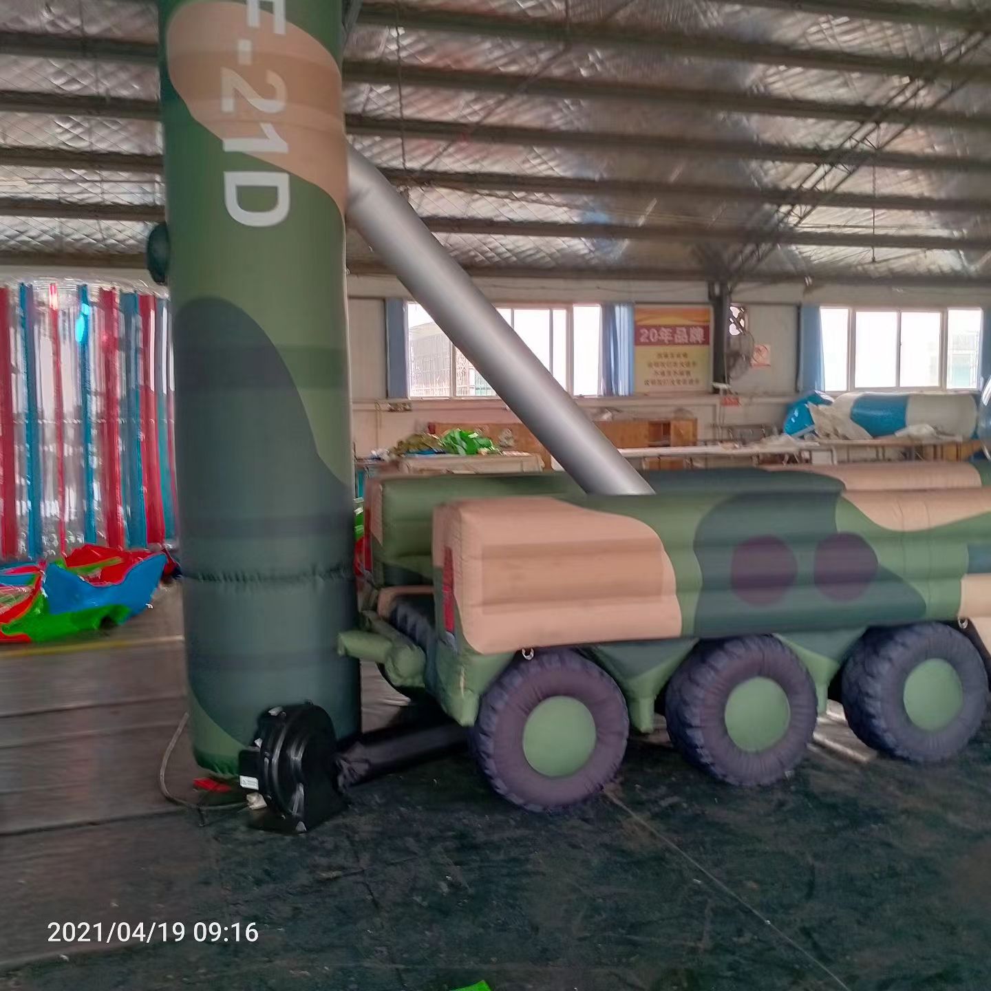 友谊军事演习中的充气目标车辆：模拟发射车雷达车坦克飞机